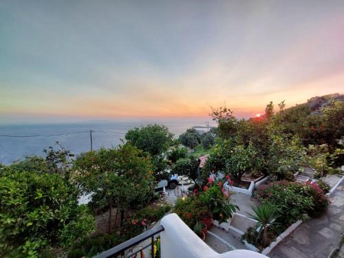 Kato Aprovatou Apartment | Exceptional Vlami's House Andros: Child-Friendly Retreat