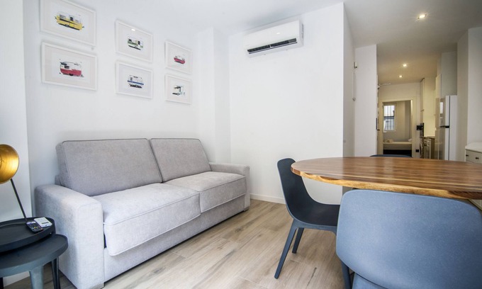 El Mercat Apartment | Modern One Bedroom Apartment in the City Center