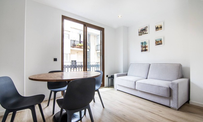 El Mercat Apartment | Historic Apartment in Old Town with Spa & Breakfast Included