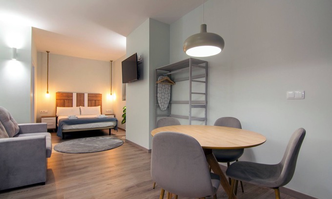 Montolivet Apartment | Modern Studio Ruzafa: Ideal for Families with Spa & Kitchen