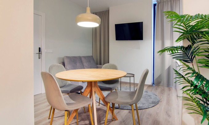 Montolivet Apartment | Stylish Ruzafa Studio: City Retreat with Spa & Breakfast