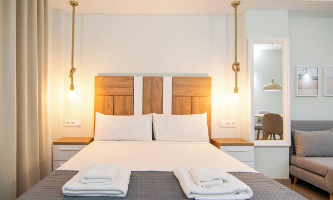 Montolivet Apartment | Valencia's Urban Retreat: Modern Studio with Spa & Breakfast