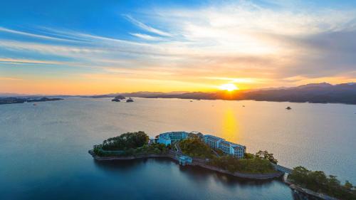 Chun'an Hotel | Discover voco Thousand Island Lake with Ocean Views & Pool