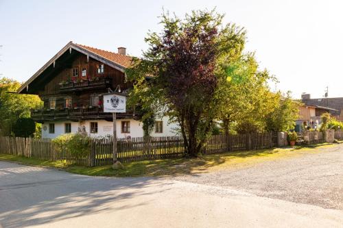 Egling Apartment | Welcoming Vogelbauer Einliegerwohnung: Family-Friendly Retreat