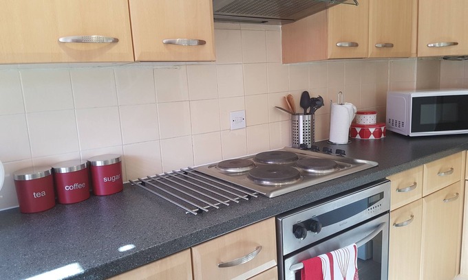 Netley House | Vokes House: Family-Friendly Stay with Parking & Breakfast