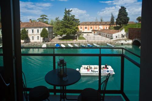 Peschiera del Garda City Centre Apartment | Elegant Voltoni Home: 4-Star Family-Friendly Retreat