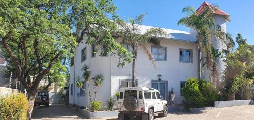 Windhoek West Bed & Breakfast | Vondelhof Guesthouse: Oceanfront Retreat with Pool Access