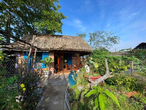 Ben Cau Ski Chalet | Vong Nguyet Homestay: Cozy Bungalow for Families & Pets