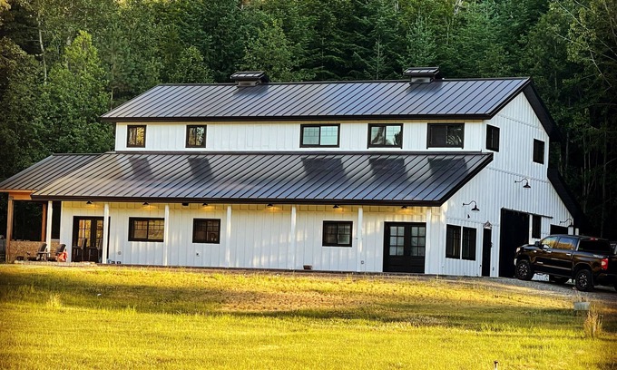 Cle Elum House | Discover Barndominium with Private Lake & Hot Tub Getaway