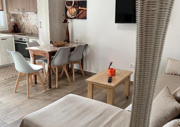 Ano Mera Apartment | Discover Voula's Cozy Studio: Family-Friendly in Mykonos