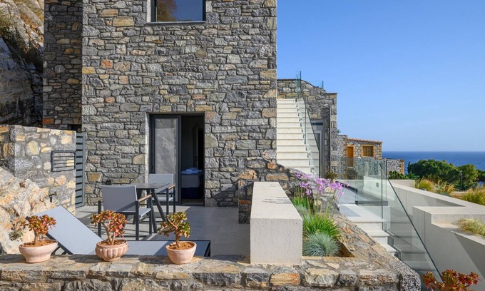 Lefktron Apartment | Pet-Friendly Vrahos Executive Suite with Kitchen & Breakfast