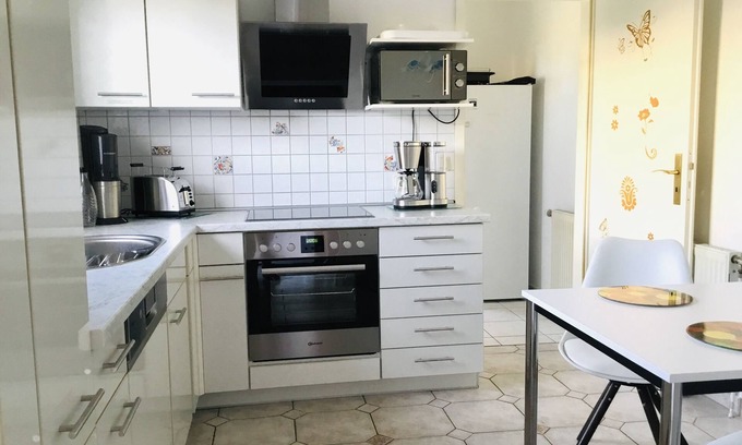 Zarrendorf House | Ocean View Retreat: Family-Friendly with Kitchen & Breakfast