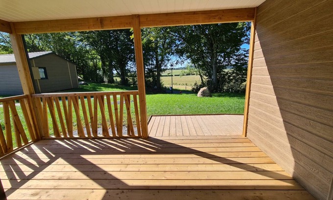 Les Martys Ski Chalet | Pet-Friendly Haven with Lake Views and Top Guest Rating