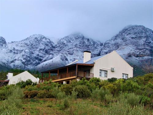 Wolseley Apartment | Vredehoek Guest Farm: Family-Friendly Retreat Rated 9.4/10