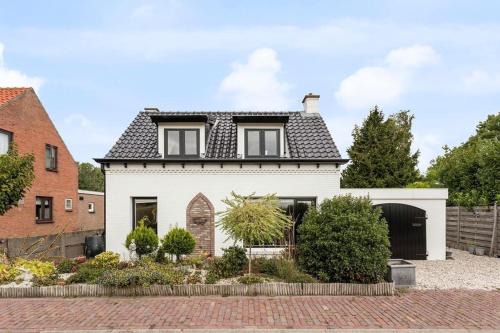 Waterlandkerkje House | Charming Home with Large Garden and Child-Friendly Amenities