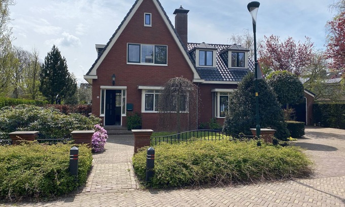 Heiloo Villa | Vrijstaande woning met gastenverblijf op een ruim perceel nabij bos en strand.