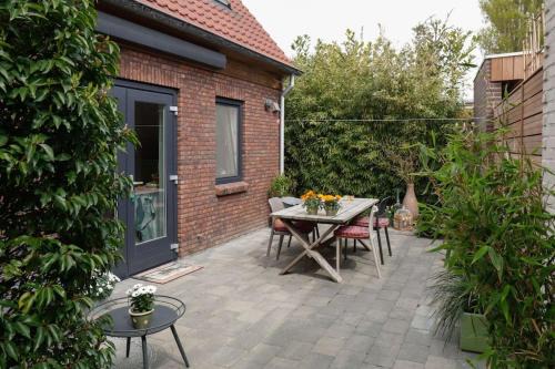 Oostkapelle House | Discover Duinweg 2b: Family-Friendly Retreat Rated 9.5/10