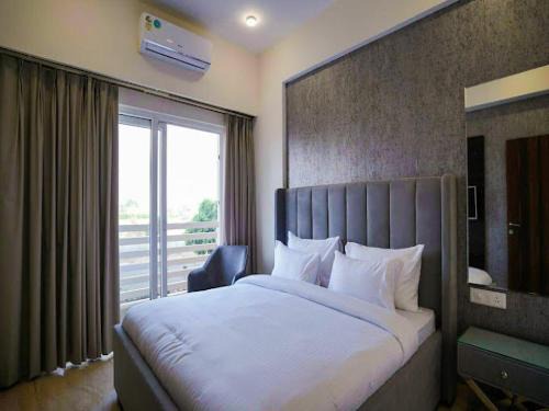 Vrindavan Apartment | Discover Heaven: Family-Friendly with Pool Access