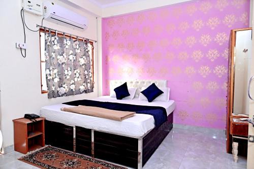 Phulpur Hotel | Convenient Vrindavan Lodge Jhusi - Close to Railway Station