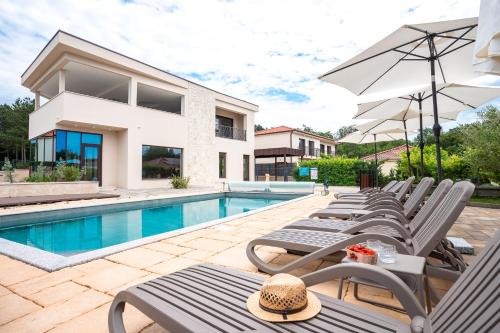 Klimno Apartment | Top-Rated VSG Resort: Oceanfront Bliss Awaits You