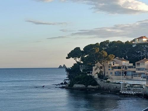 Les Sablettes Villa | Vue et emplacement d'exception à 20 m de la plage des Sablettes