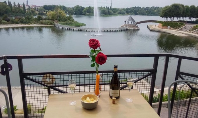 Ormetteau-Port House | Breathtaking Lake Views with Kitchen Amenities Await You