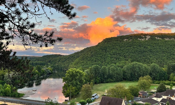 Castelnaud-la-Chapelle House | Experience Vue Magique à Castelnaud with Spa and Pet-Friendly Amenities
