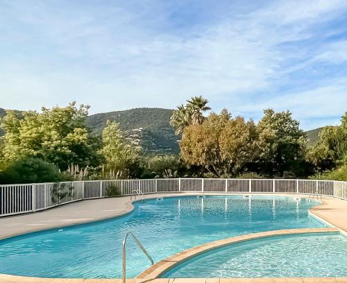 Cavalaire-sur-Mer Apartment | Vue Mer, Piscine, Terrasse Privée et Clim