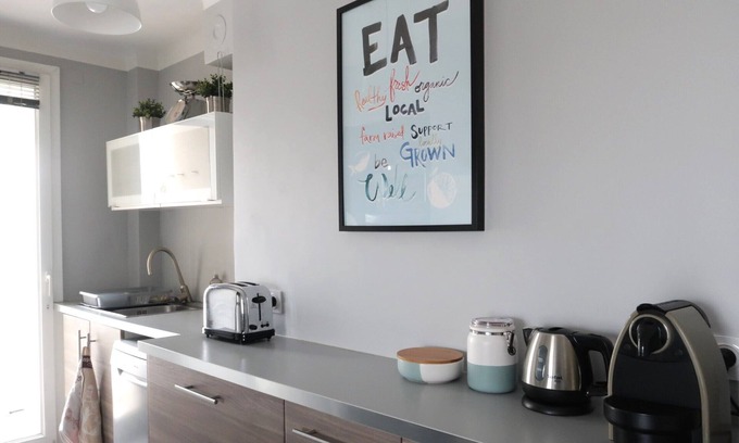 7th Arrondissement Apartment | Cozy Vue Mer: Family-Friendly Beachside Retreat with WiFi