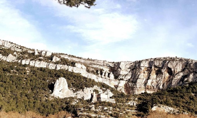 Fontaine-de-Vaucluse Apartment | Breathtaking Views of Castle, Mountains & Grottos Awaits