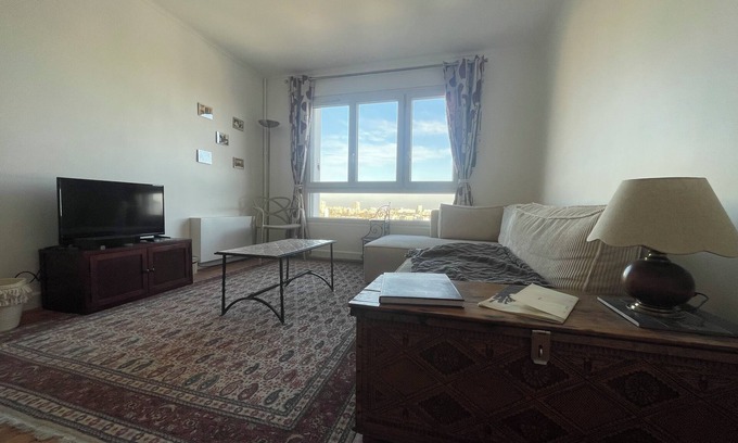 Bagnolet Apartment | Elegant Vue Panoramique Apartment with Pet-Friendly Perks