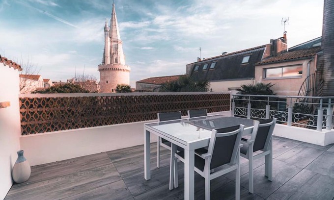 La Rochelle City Centre Apartment | Scenic Oceanfront T2 with Terrace and Tower Views