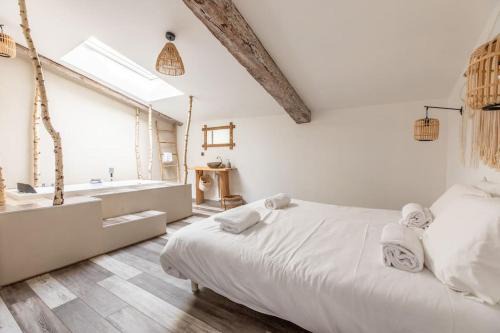Clermont-Ferrand Apartment | Cozy Apartments in Clermont-Ferrand with Hot Tub Access