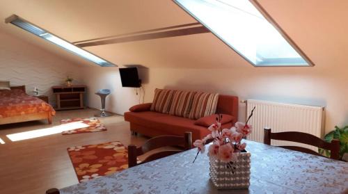 Sarvar Apartment | Family-Friendly Vukmán Apartman with High Ratings