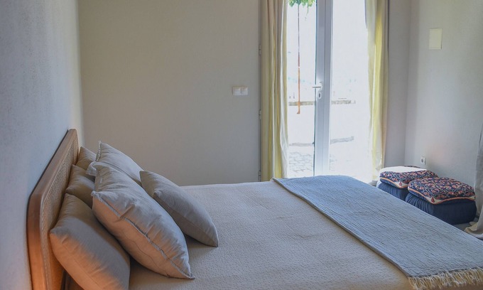 Sao Martinho da Cortica House | Discover VUMBA: The Bue-Maria Suite with Pool & Spa
