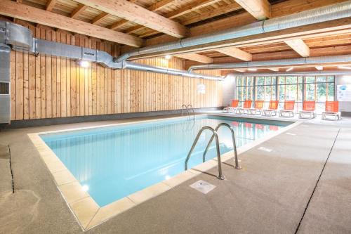 Saint-Leger-les-Melezes Resort | Pet-Friendly VVF Les Écrins: Pool & Oceanfront Oasis