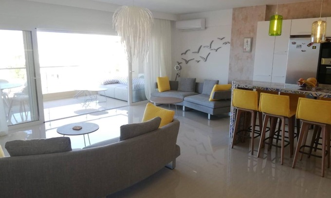 Old Town Apartment | Modern Seaview Apartment with Pool & Spa - Guest Rated 10/10