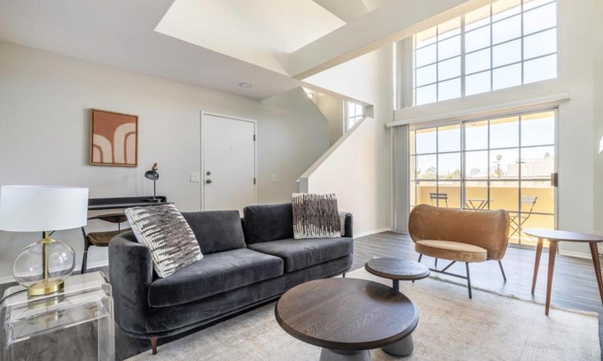 Beverly Grove Apartment | Stylish W Hollywood 2BR Near Beverly Center and LAX