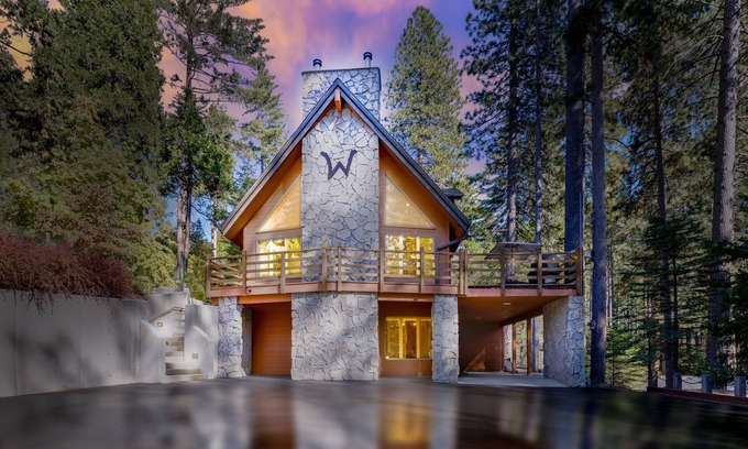 Arnold Ski Chalet | Pet-Friendly W House in BLS: Game Room & Hot Tub Fun