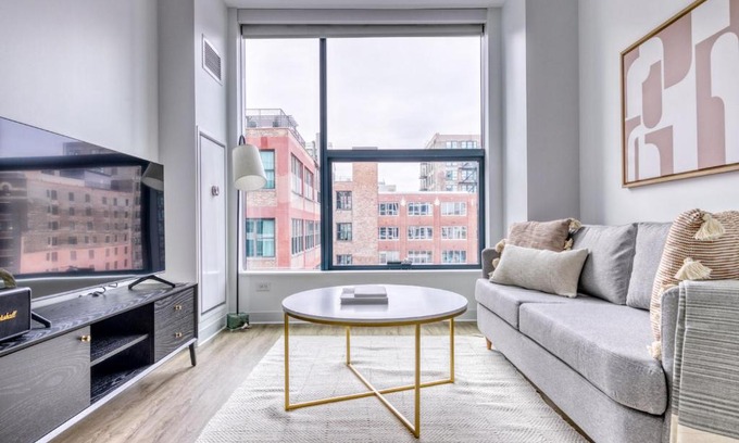 West Loop Apartment | Modern W Loop Studio with Gym & Pool in Greektown