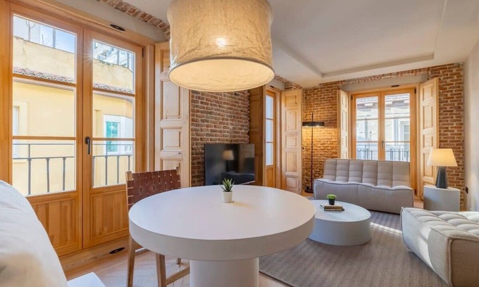 Palacio Apartment | Modern 1BR at Palacio Real with Kitchen & Accessibility