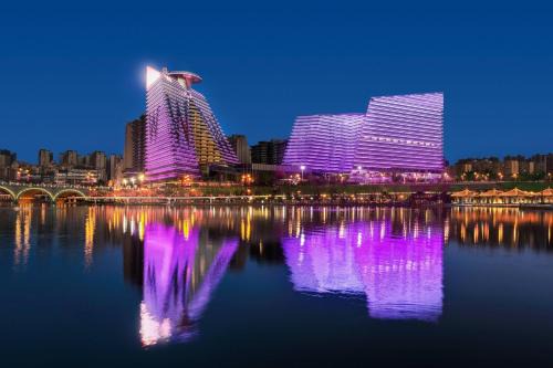 Yanta Qu Hotel | Experience Elegance at W XIAN Hotel with Oceanfront Views