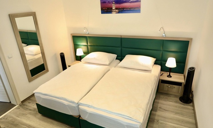 Hullhorst Apartment | Comfortable W2 Ferienwohnung with Air Conditioning & Kitchen