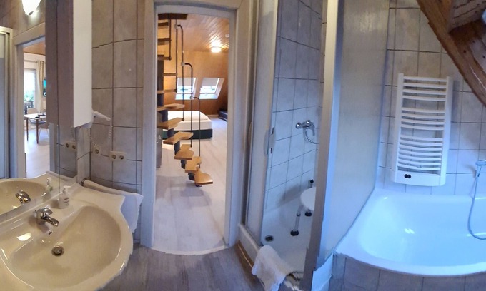 Hullhorst Apartment | Stylish W4 Apartment with Pool, Spa & Child-Friendly Features