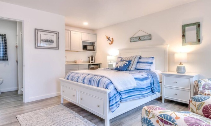 Depoe Bay Apartment | Experience Oceanfront Bliss at W4 - Blue @ Whale Inn