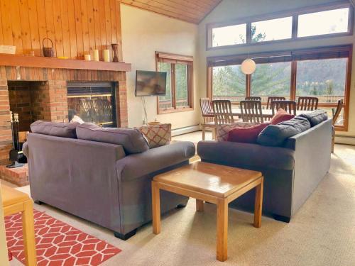 Bretton Woods Villa | Top-Rated Bretton Woods Condo with Ski Views and Fireplace