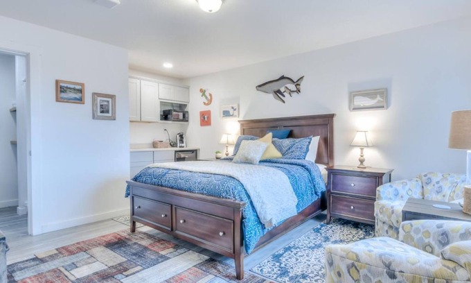 Depoe Bay Apartment | Pet-Friendly Oceanfront Retreat at Whale Inn - 10/10 Rating