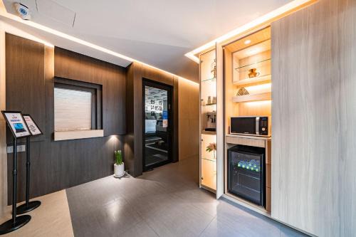 Suyeong-Gu Hotel | WABA Classic Gwanganri: Oceanfront Retreat with Beach Access