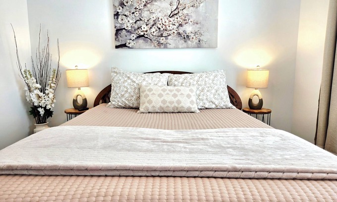 East Lawrence Apartment | Wabi Sabi - King Bed/2Bed/2ba, Ground level