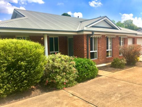 East Wagga Wagga House | Discover Wagga Apartments #6 - Family-Friendly Retreat